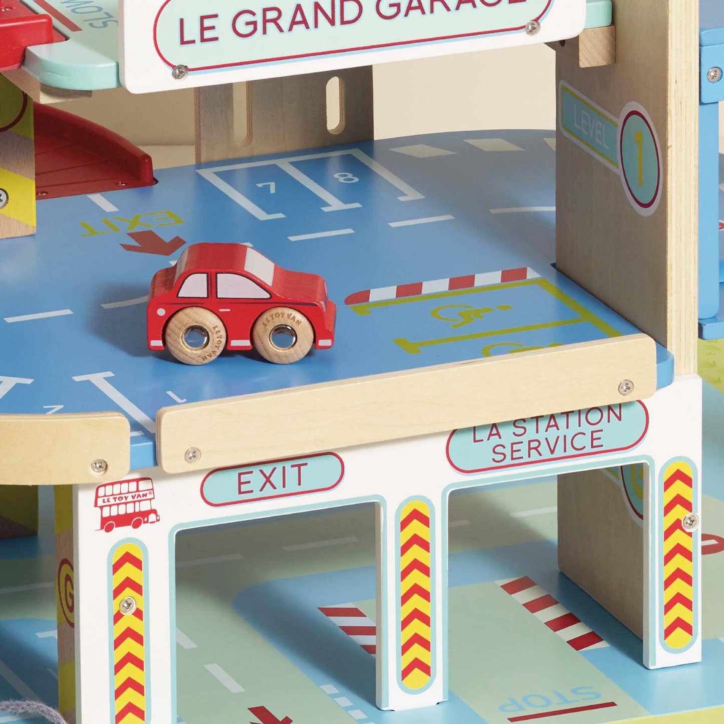 Le Grand Wooden Garage